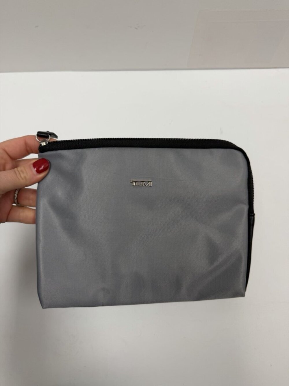 Tumi for Delta Travel Case Makeup Bag Women’s Grey - Picture 8 of 9